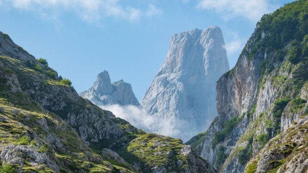 El Naranjo de Bulnes en Picos de Europa, (Asturias)