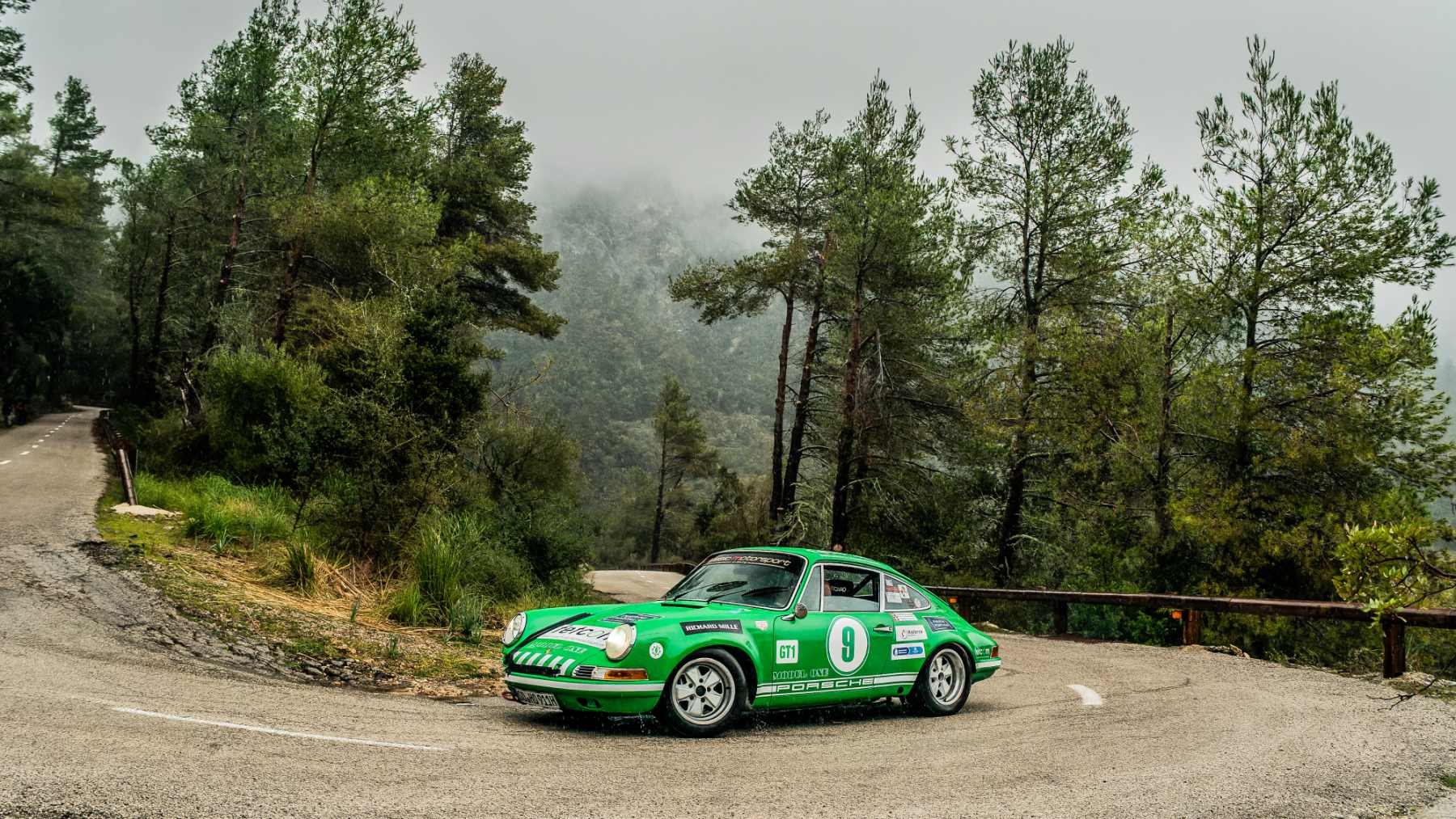 Un coche del XXI Rally Clásico Isla de Mallorca.