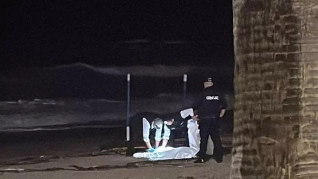 Encuentran un cadáver decapitado y vestido de neopreno en una playa de Fuengirola