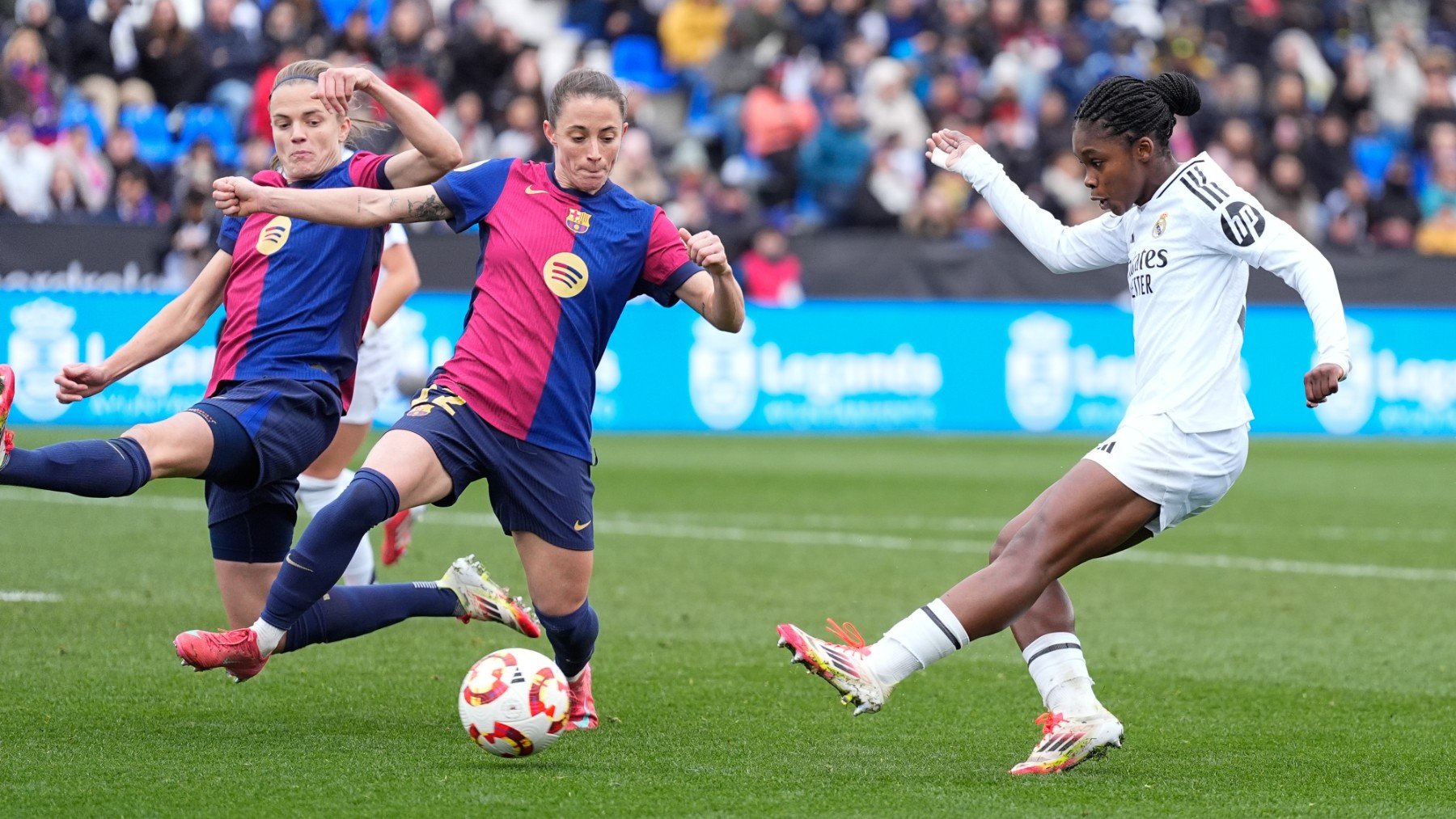 Linda Caicedo dispara a puerta durante el Clásico en la Supercopa femenina. (EP)