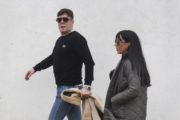 Lucas González junto a su novia, María José, en el tanatorio de su hermano Pedro González en Cádiz. (Foto: Gtres)