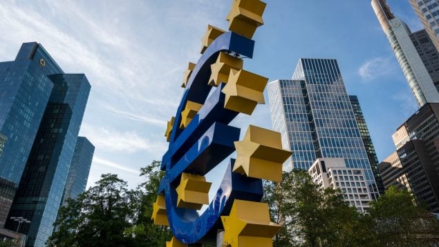 La estatua del euro en Fráncfort. GETTY IMAGES