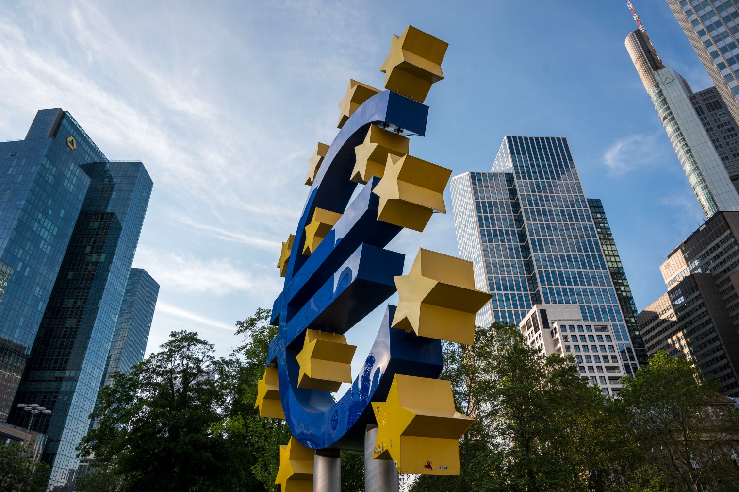 La estatua del euro en Fráncfort. GETTY IMAGES