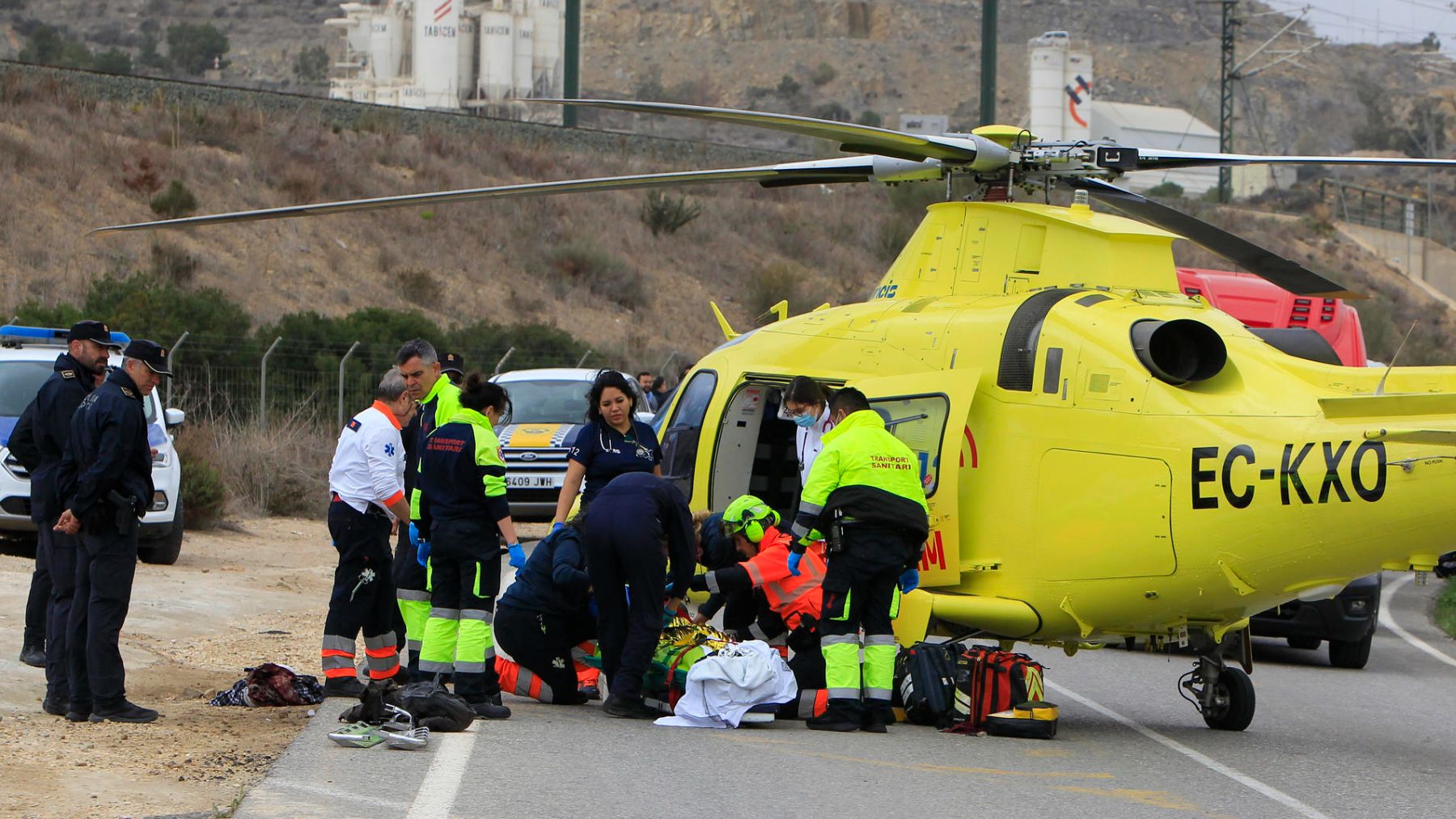 Traslado al helicóptero medicalizado del herido, este jueves, en Alicante. (Pep Morell. EFE)