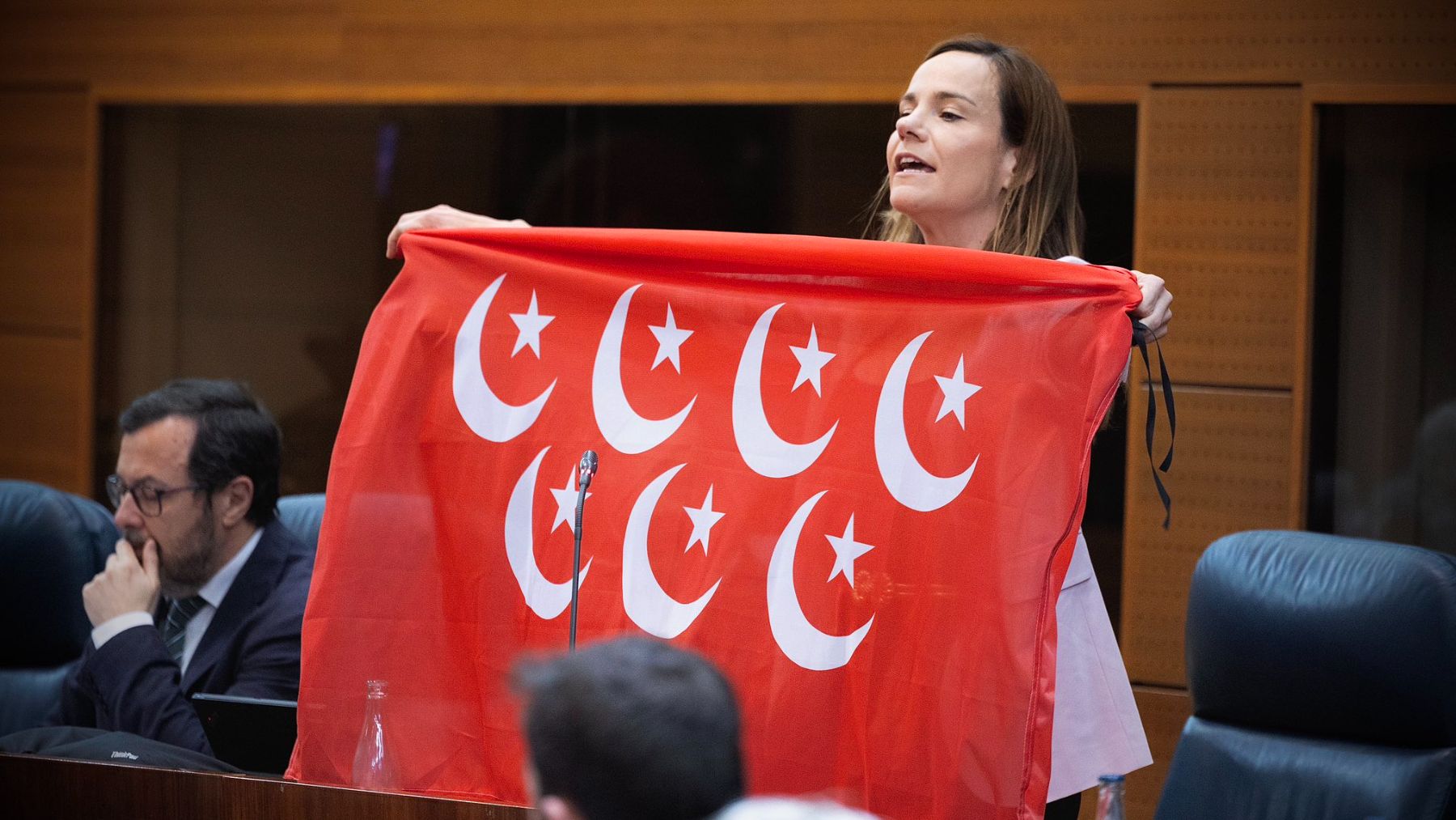 Vox saca una bandera de Madrid con la media luna para alertar sobre «la islamización de España»