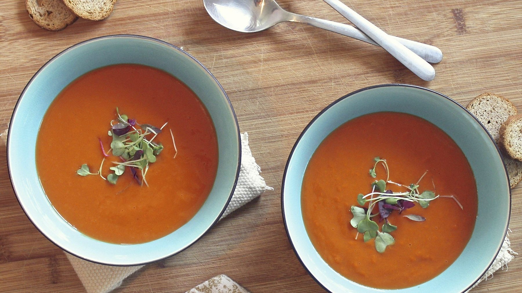 Sopas de tomate con hierbas. Foto: Pexels.