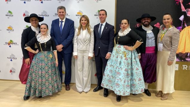 Estefanía Gonzalvo, alcaldesa de Andratx, en el centro de la imagen.