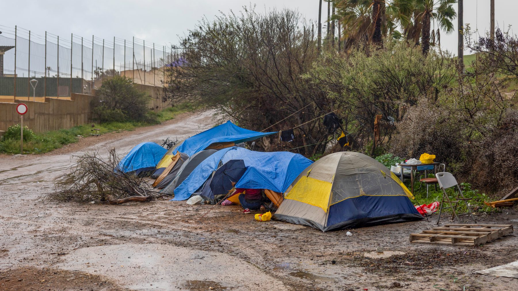 Tiendas de campaña de inmigrantes ilegales frente al CETI de Melilla. (Efe)