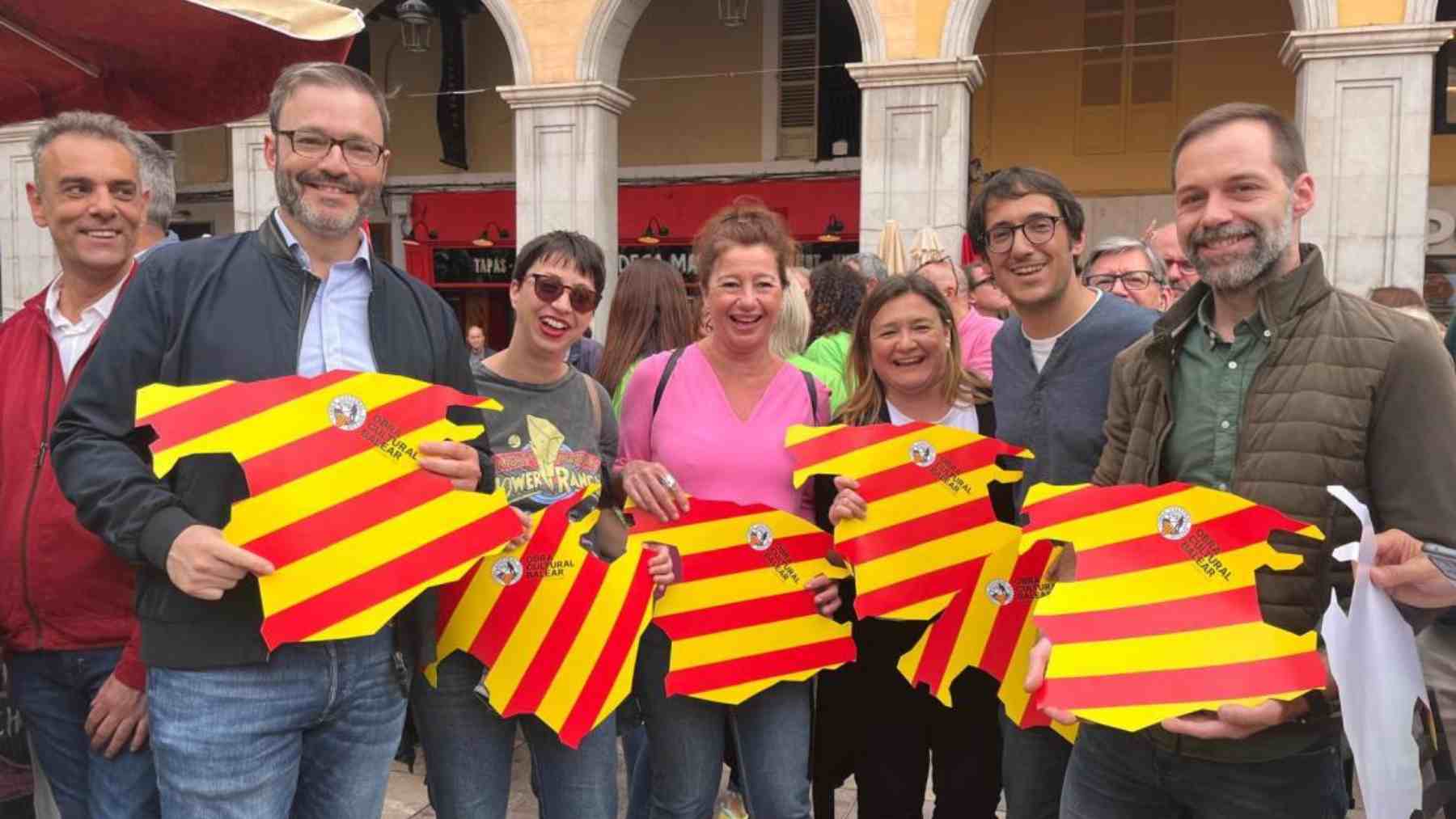 Francina Armengol junto a otros políticos socialistas de Baleares en una concentración en Palma a favor de la imposición del catalán en la enseñanza.