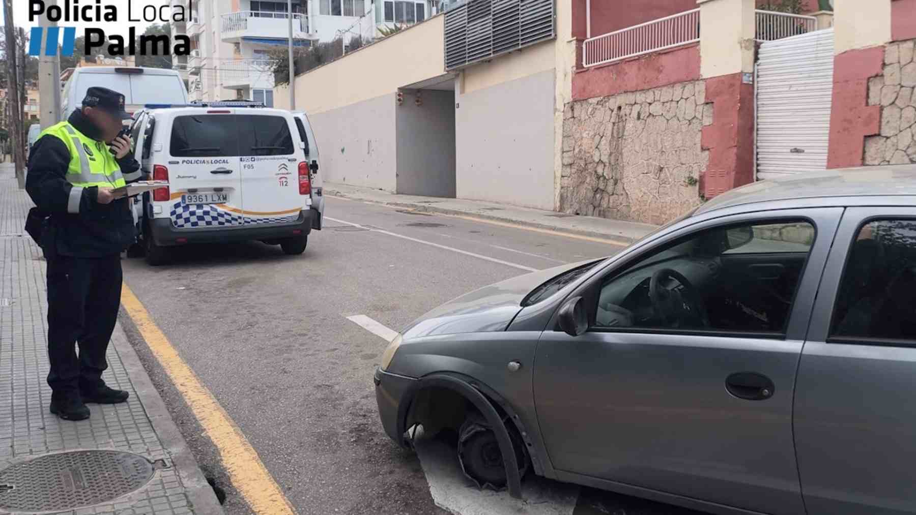 Coche sin un neumático interceptado por la Policía Local de Palma.