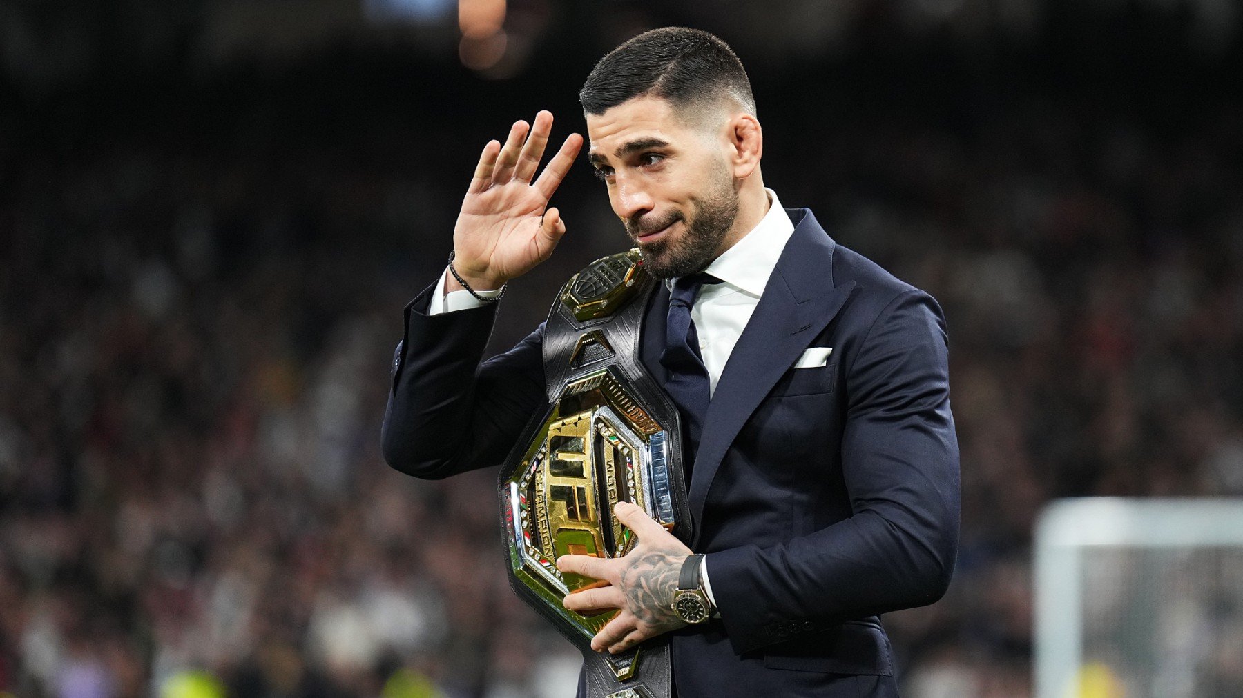 Topuria, durante su saque de honor en el Santiago Bernabéu. (Getty)