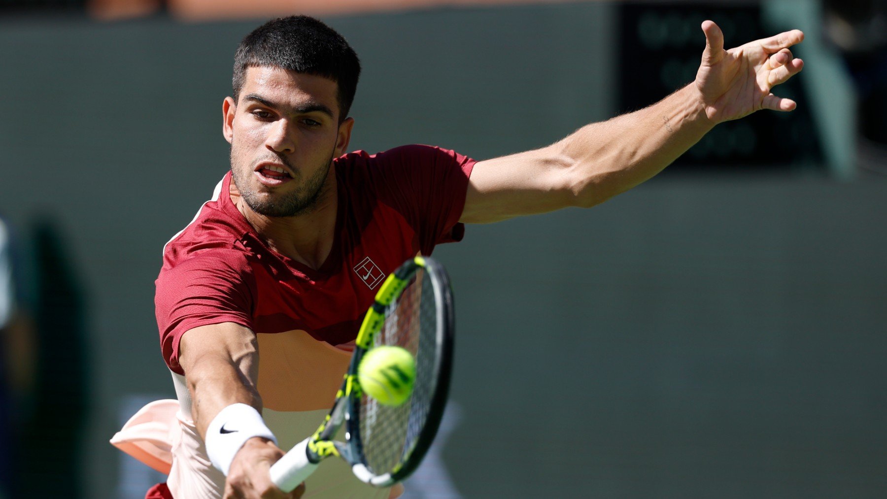 Alcaraz, durante su partido ante Halys en Indian Wells. (EFE)