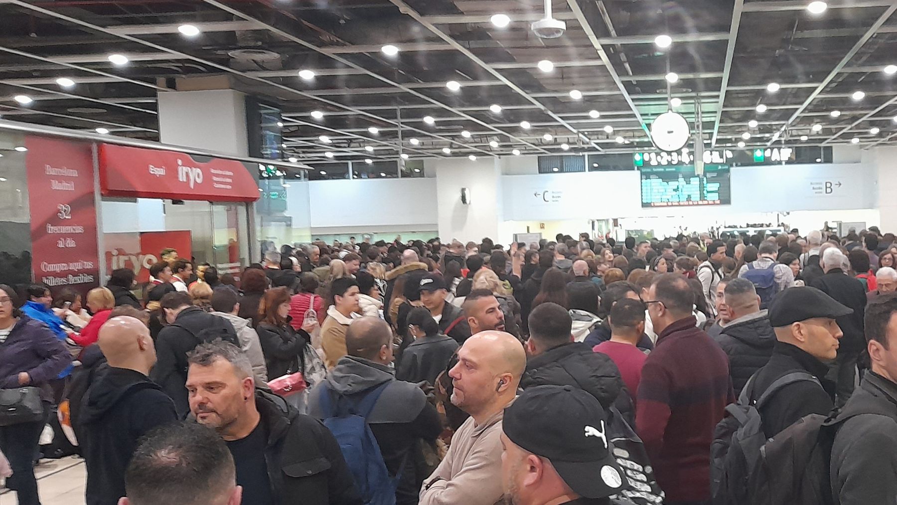 Los pasajeros se agolpan en la estación de Sants. (FOTO: X)