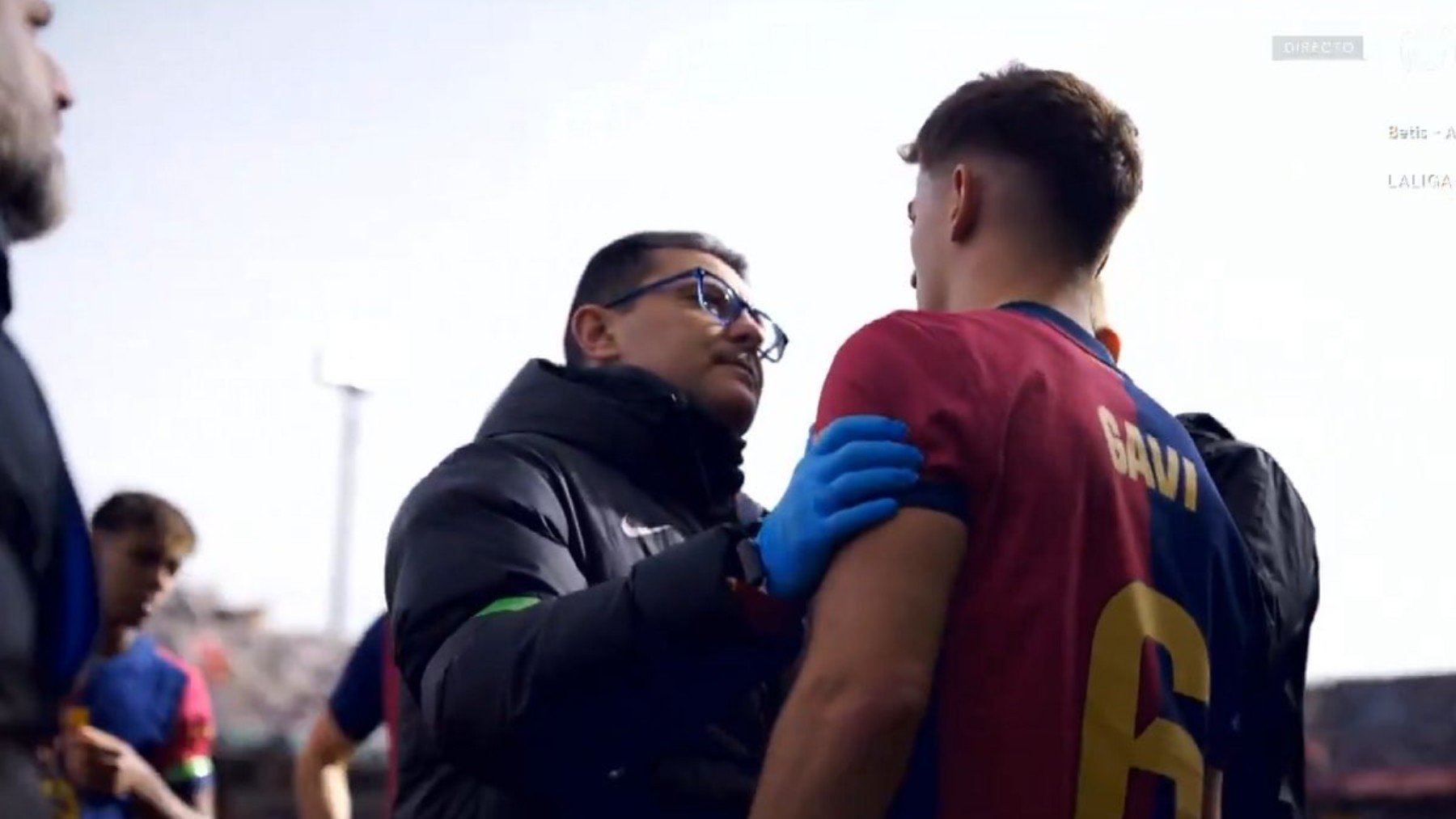 El doctor Carles Miñarro junto a Gavi en un partido de Liga.