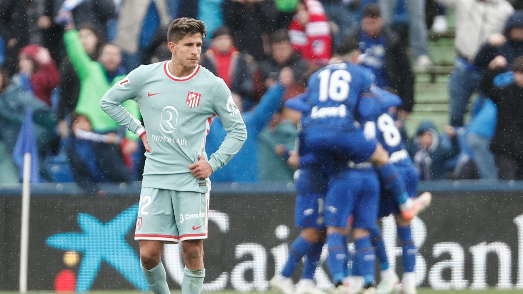 Giuliano Simeone se lamenta de un gol del Getafe. (EFE)