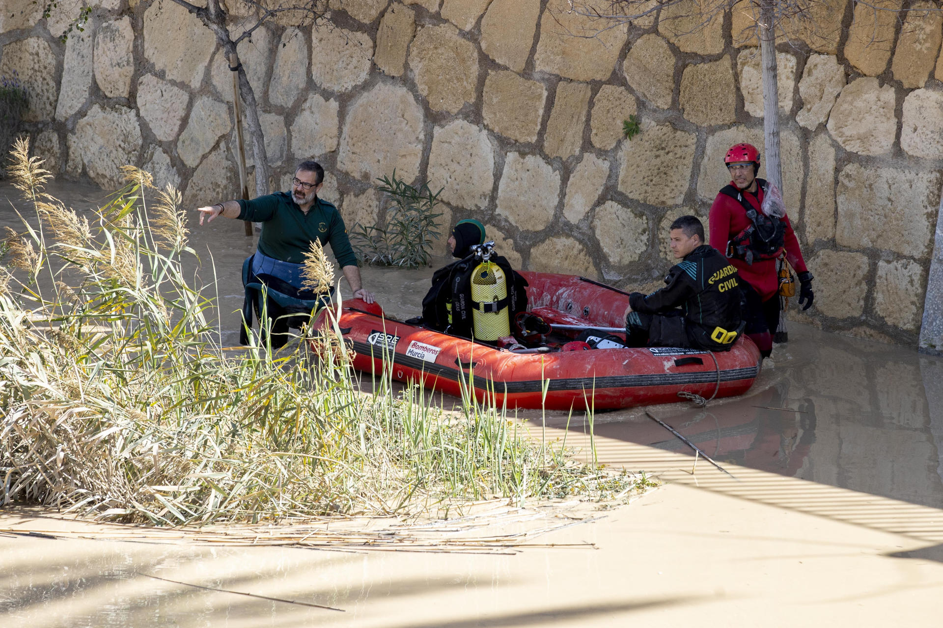 La Guardia Civil busca al desaparecido en el río Segura en Murcia. (EFE)