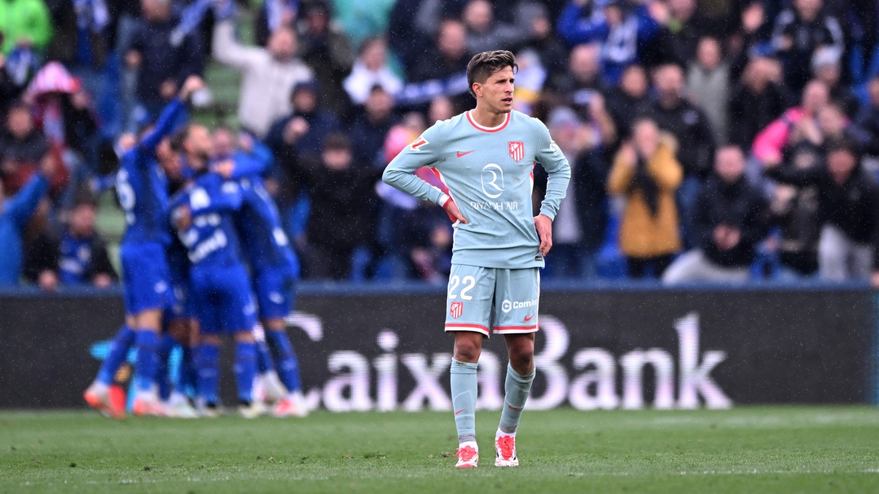 Giuliano mira al horizonte mientras el Getafe celebra la victoria.