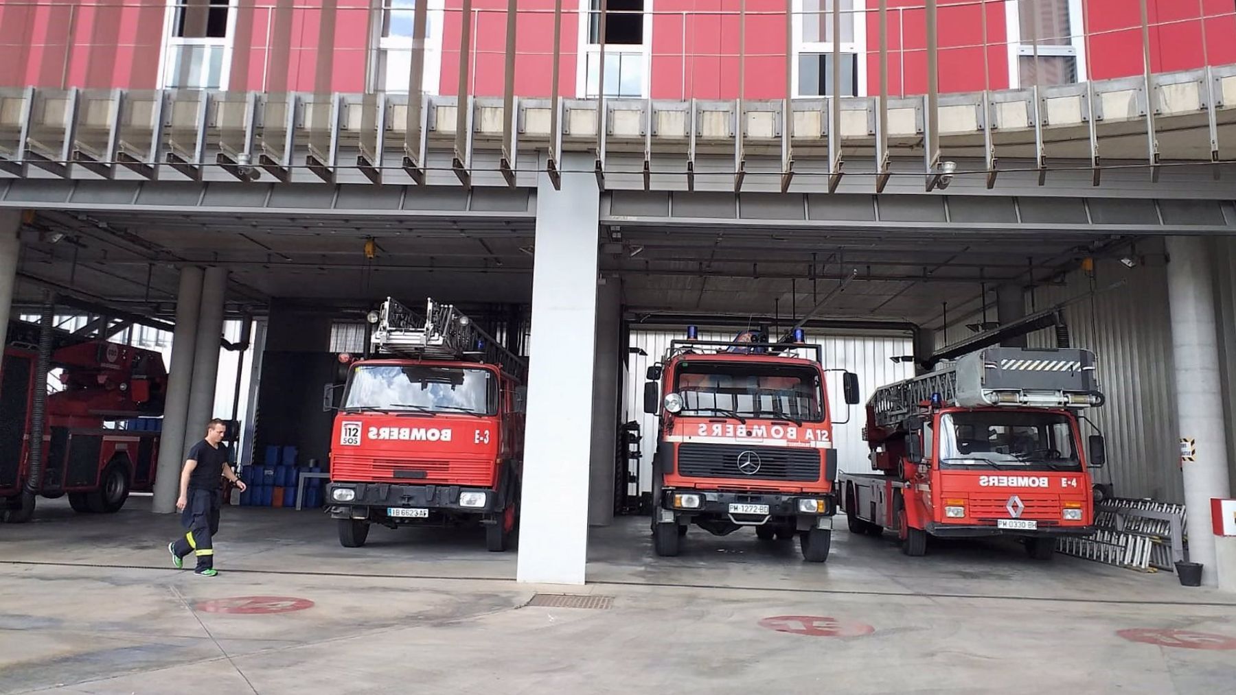 Camiones de Bomberos de Palma en el Parque de Son Malferit. (Europa Press)