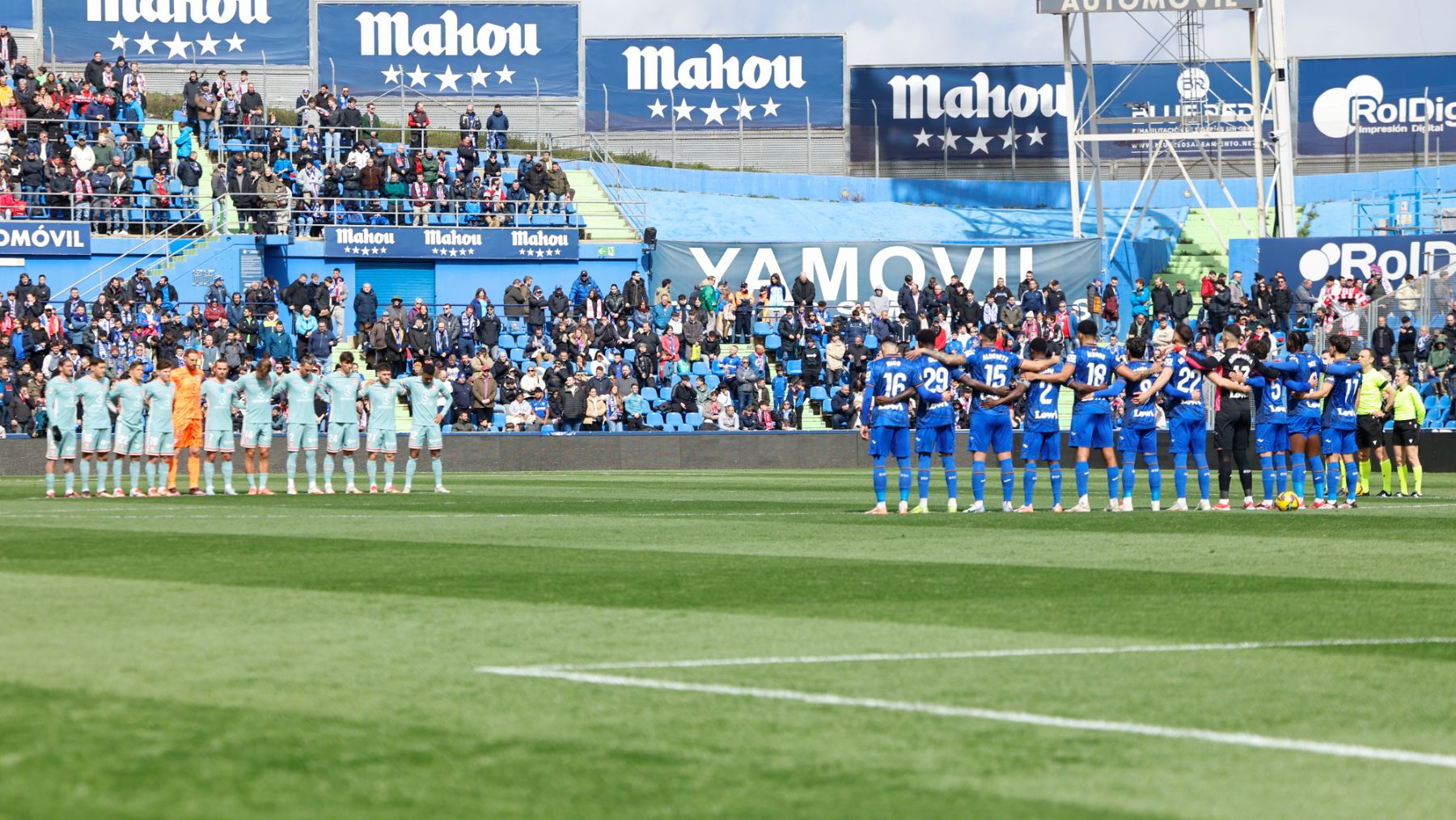 Los jugadores del Getafe y Atlético guardan el minuto de silencio. (EFE)