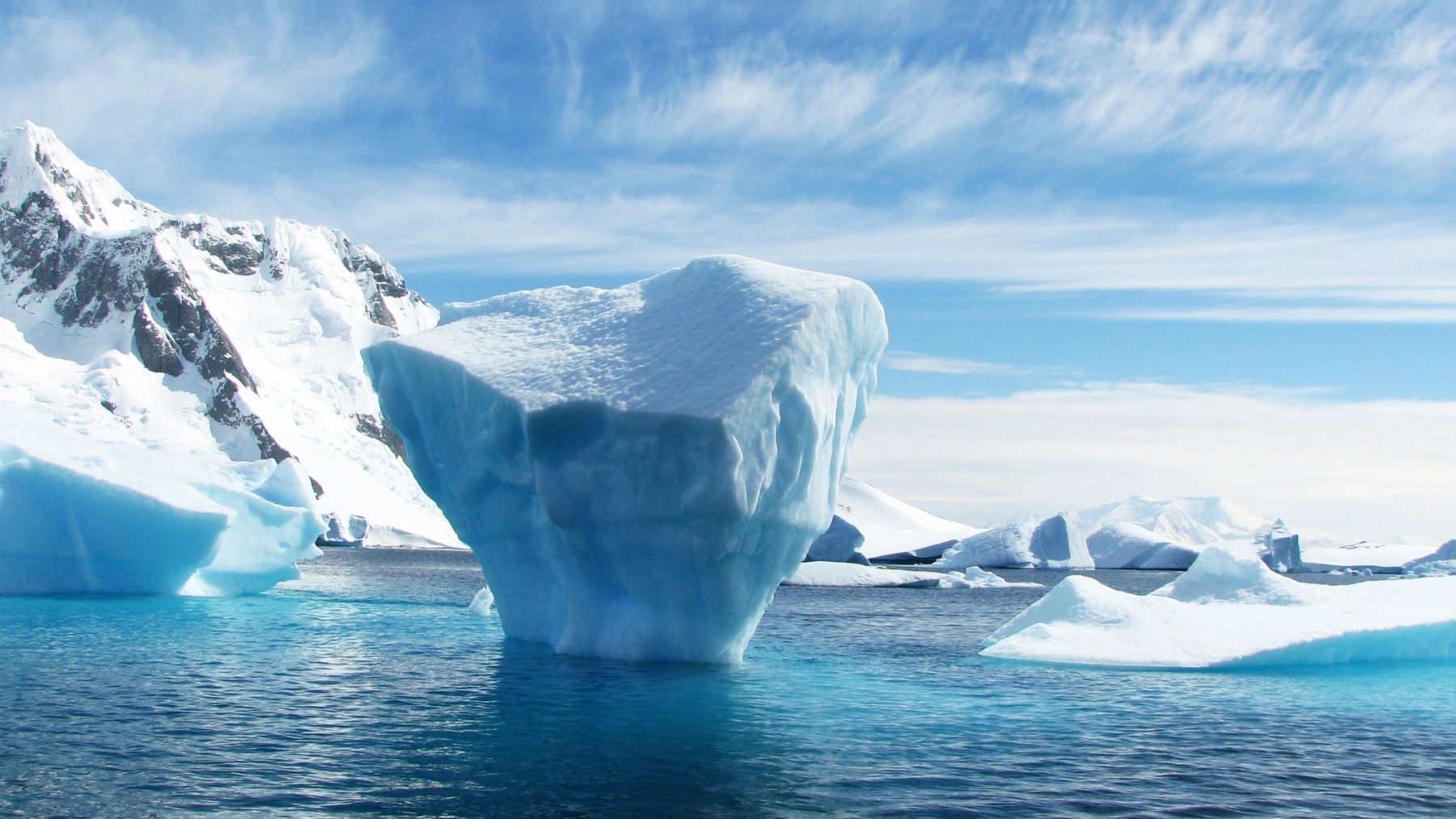 Un iceberg colosal del tamaño de Chicago y la ciencia sigue su trayectoria con estupefacción