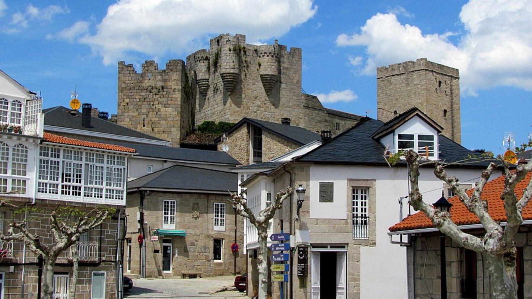 Este pueblo gallego es de los más bonitos de España y lo tiene todo: castillo, viñedos y miradores de cuento