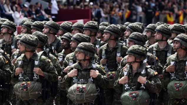 Varios militares desfilan durante el desfile militar. Imanol Rimada / Europa Press