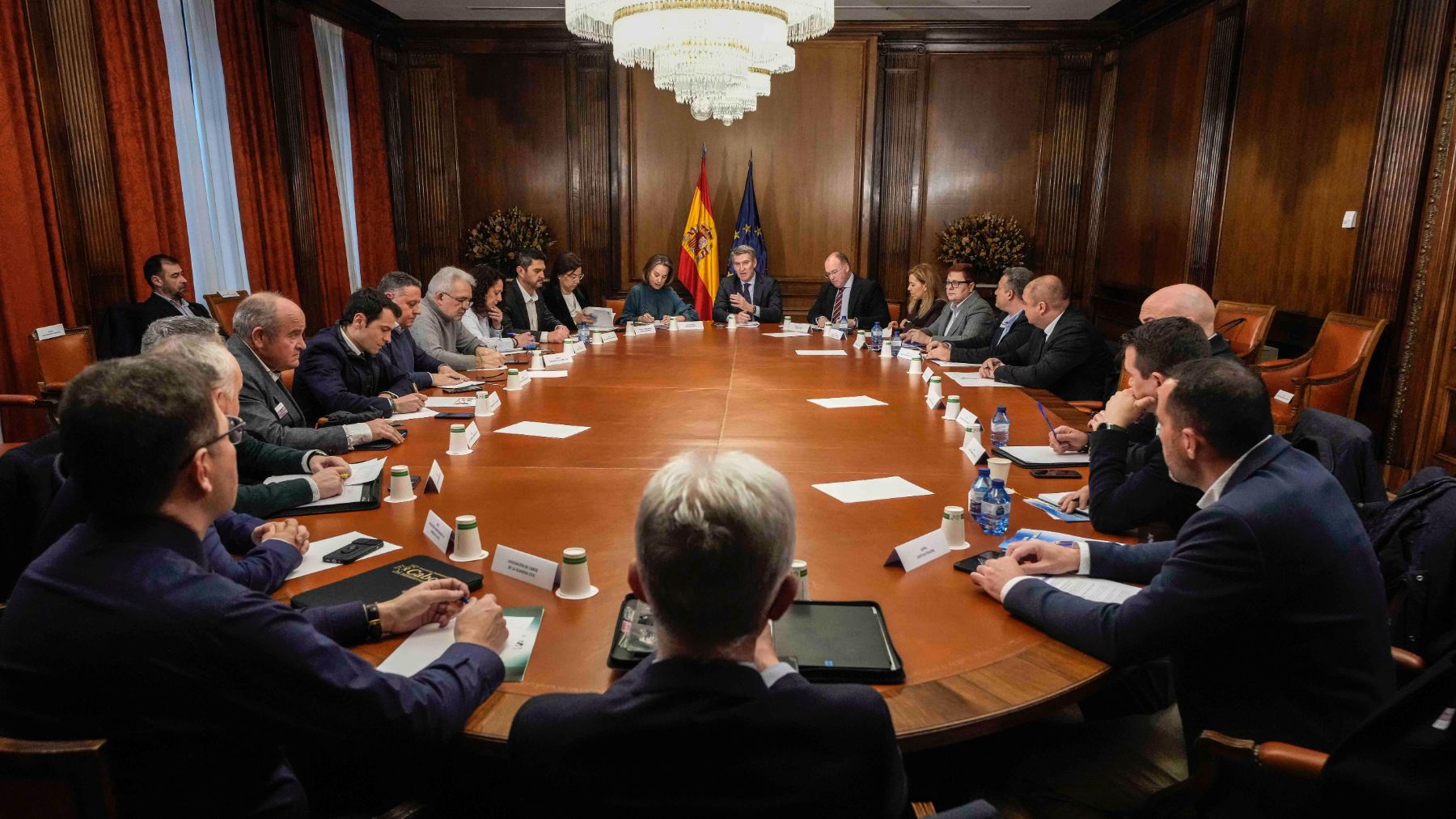 Feijóo con policías y guardias civiles en el Congreso. (Foto: Tarek)