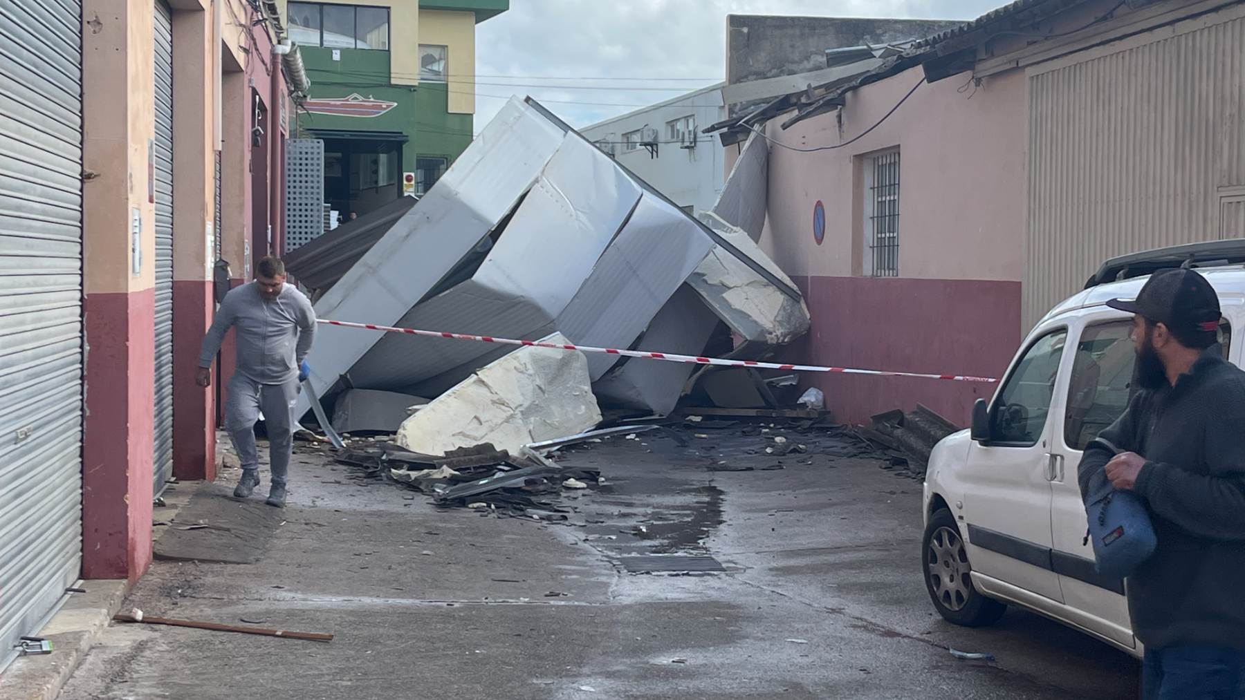 Nave destrozada por una fuerte racha de viento en el Polígono Can Valero de Palma. (M. A. FONT)