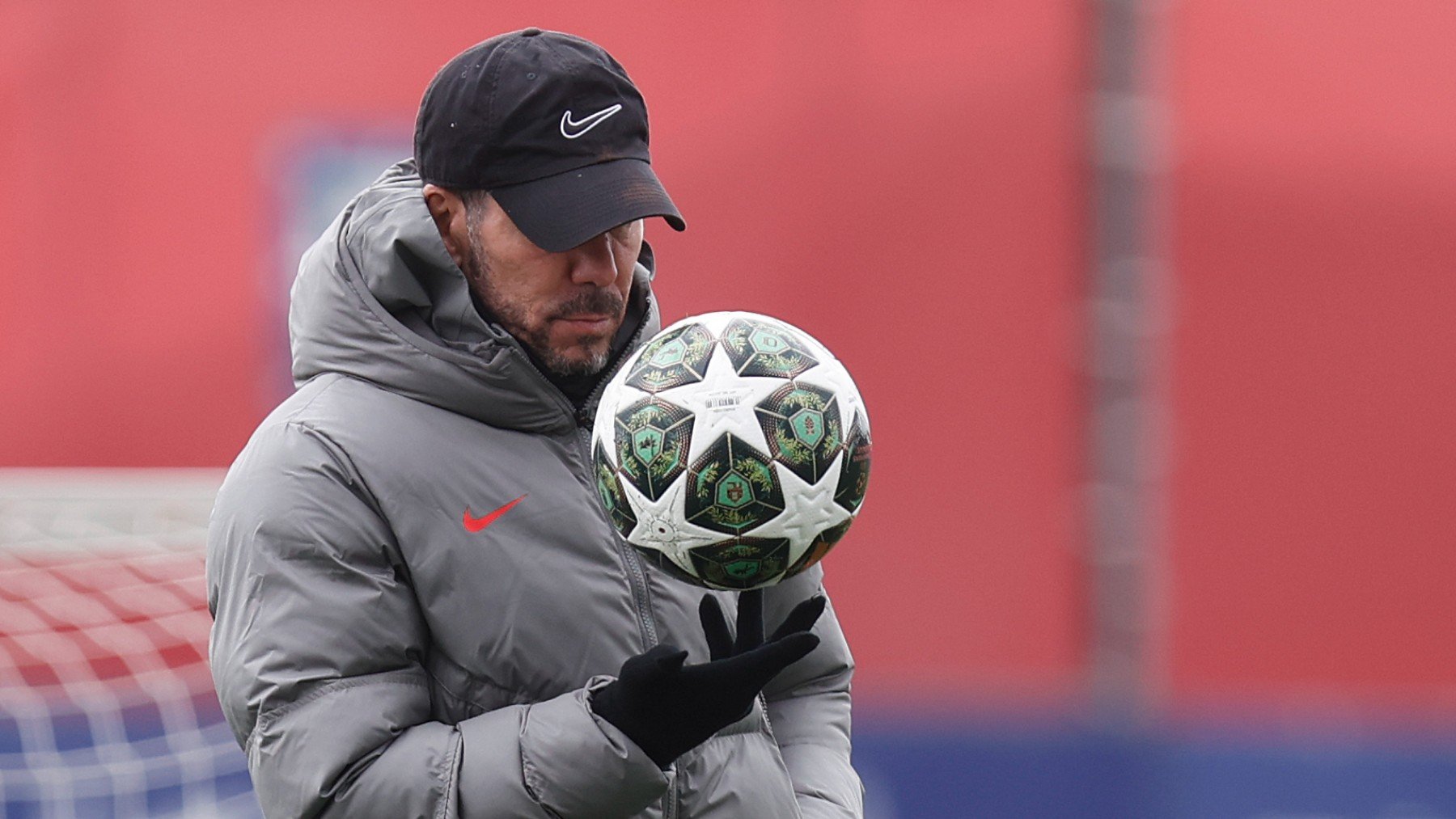 Simeone observa el balón de la Champions.