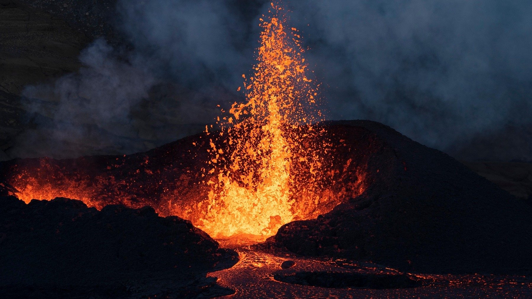 Volcán en erupción.