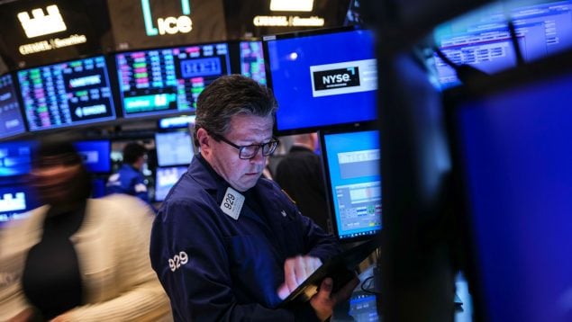 Operadores trabajan en el parqué de la Bolsa de Nueva York (NYSE) el 03 de marzo de 2025 en Nueva York. Spencer Platt/Getty Images