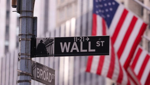 Fotografía de archivo de una señal de Wall Street cerca de la Bolsa de Nueva York, el centro de inversión de EEUU. EFE/SARAH YENESEL