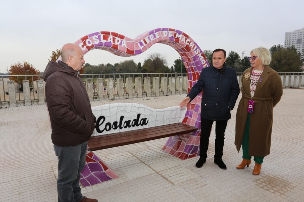 El alcalde de Coslada, Ángel Viveros, junto a uno de los bancos conmemorativos.