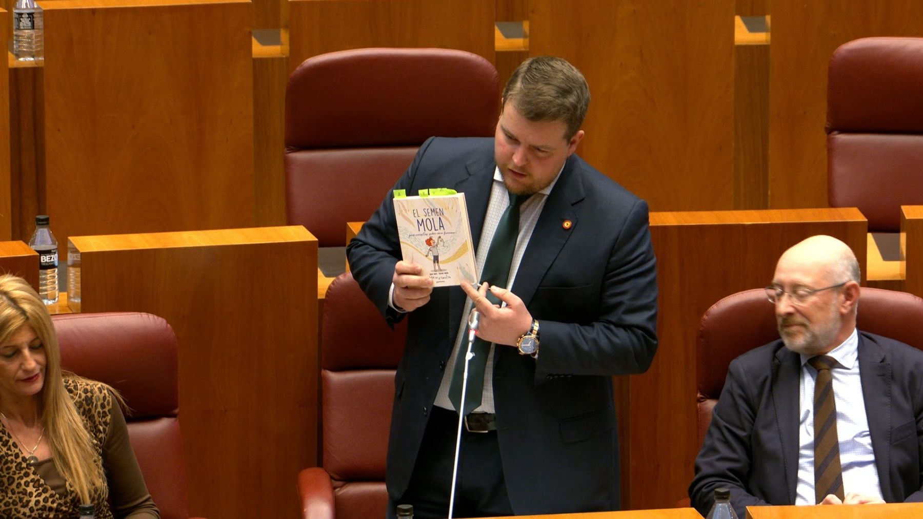 El procurador de Vox en las Cortes de Castilla y León Miguel Suárez Arca con el libro ‘El semen mola’. (Ep)