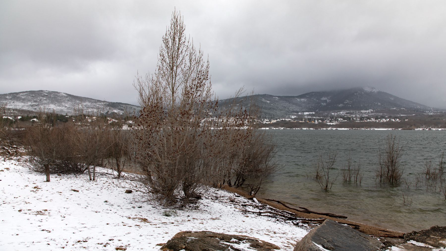 El embalse de Navacerrada nevado, el pasado 3 de marzo de 2024, en Navacerrada, Madrid. (Foto: Europa Press)