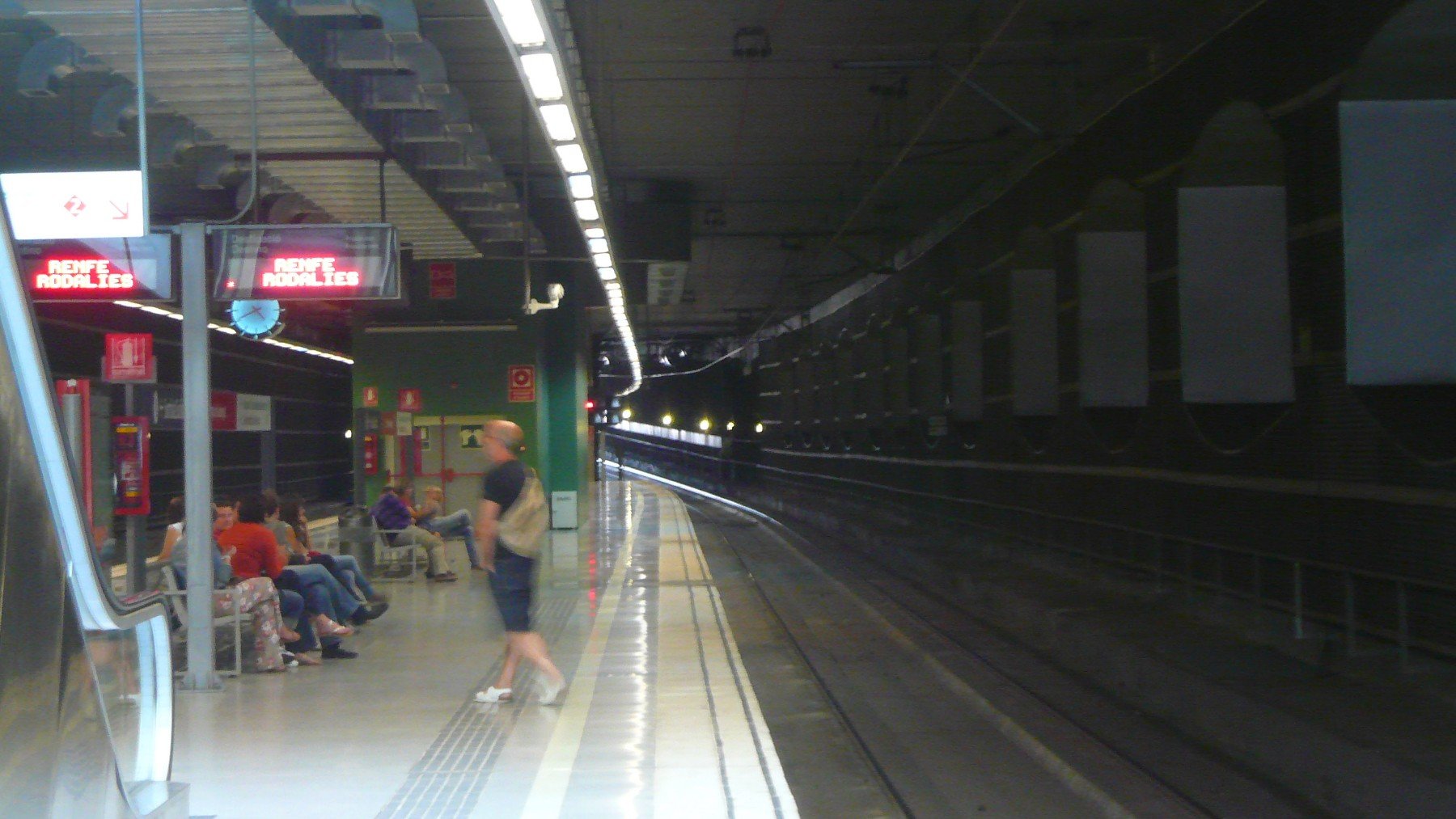 Evacuados los pasajeros de un tren de alta velocidad en El Prat de Llobregat (Barcelona)