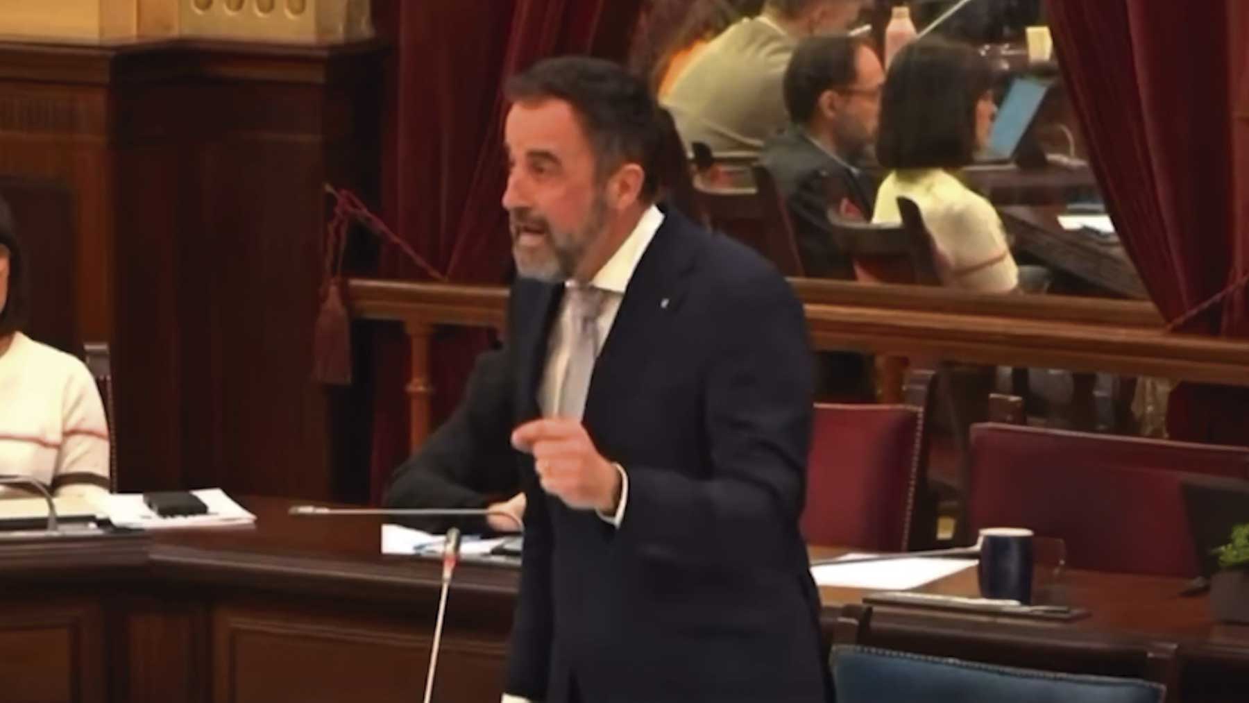 El conseller de Vivienda, José Luis Mateo, en el Parlament.