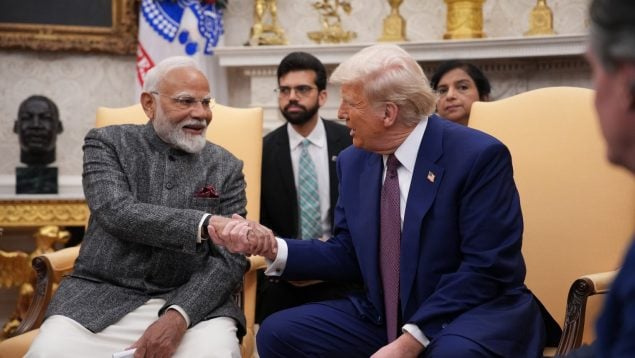 El primer ministro indio, Narendra Modi, estrecha la mano del presidente de Estados Unidos, Donald Trump, en el Despacho Oval. Andrew Harnik/Getty Images