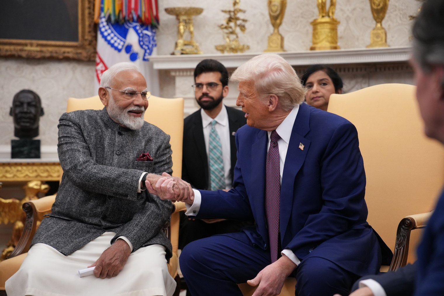 El primer ministro indio, Narendra Modi, estrecha la mano del presidente de Estados Unidos, Donald Trump, en el Despacho Oval. Andrew Harnik/Getty Images