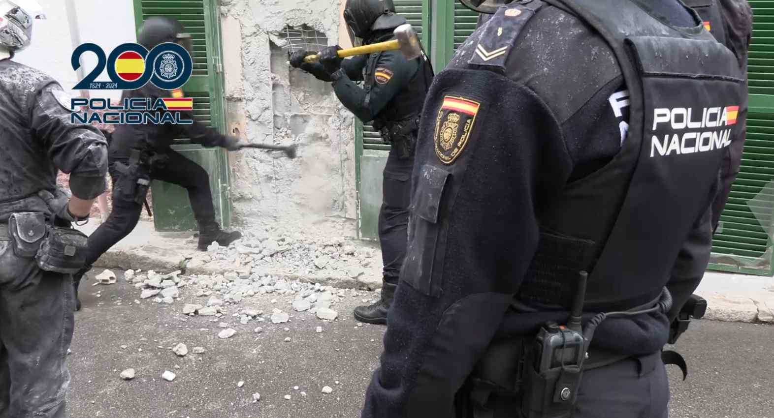 Agentes de la Policía tratando de abrir la vivienda, que era un auténtico búnker.