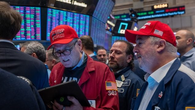 Los operadores observan cómo el presidente electo Donald Trump entra en el parqué de la Bolsa de Nueva York (NYSE). Spencer Platt/Getty Images