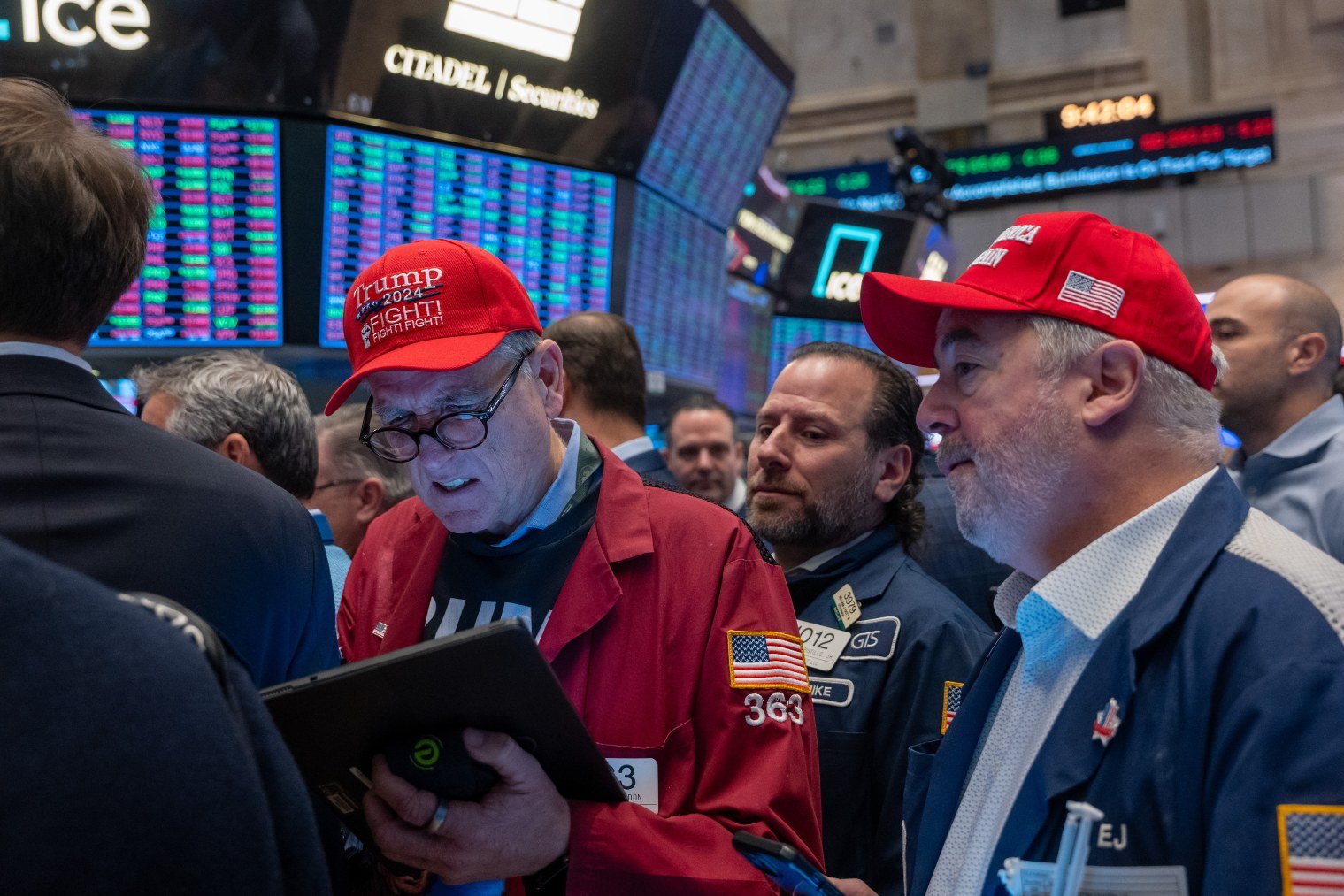 Los operadores observan cómo el presidente electo Donald Trump entra en el parqué de la Bolsa de Nueva York (NYSE). Spencer Platt/Getty Images