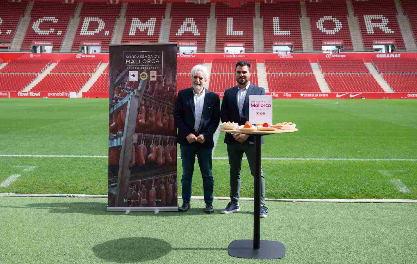 Andreu Palou, presidente del Consejo Regulador IGP Sobrassada de Mallorca, y Rubén Forcada, director comercial y de patrocinios del RCD Mallorca.