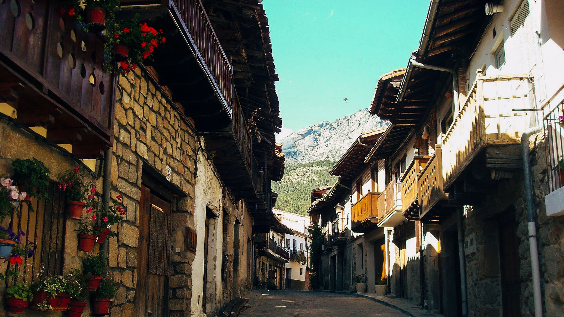 Calles estrechas de Cuevas del Valle. Foto: Luis Rogelio en Wikimedia Commons.