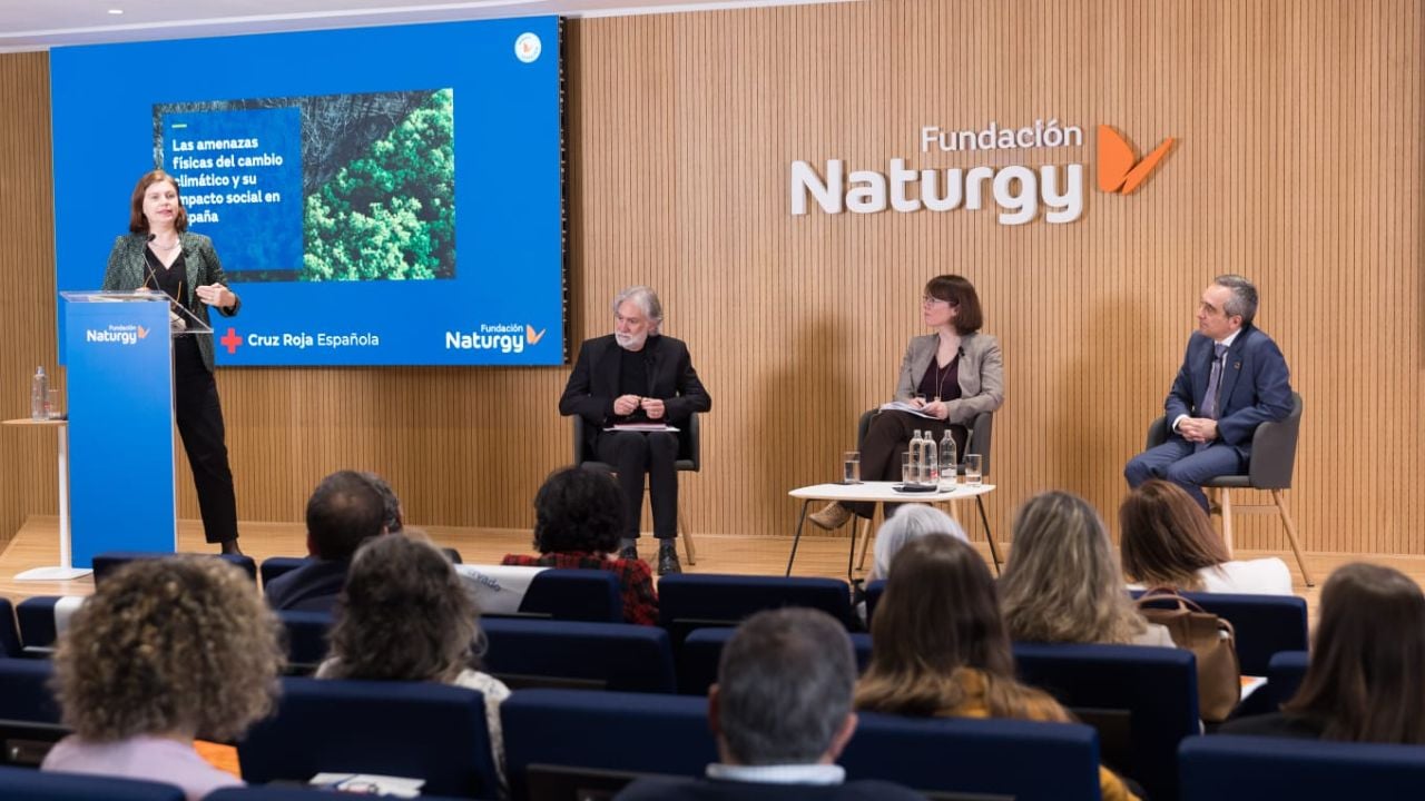 Desde la izquierda, Elena Pita, directora general de la Oficina Española de Cambio Climático (OECC); Pablo Navajo, director de Medio Ambiente de Cruz Roja Española y director ejecutivo de Fundación Cruz Roja Española; Lara Lázaro, investigadora principal del Real Instituto Elcano; e Ismael Aznar, socio responsable de Medio Ambiente y Clima de PwC Tax & Legal y moderador del debate.