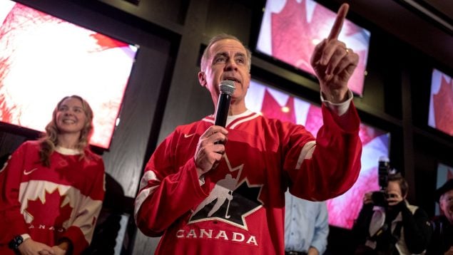 El primer ministro entrante de Canadá, Mark Carney, celebra la victoria de Canadá contra Estados Unidos en el hockey. Andrej Ivanov/Getty Images