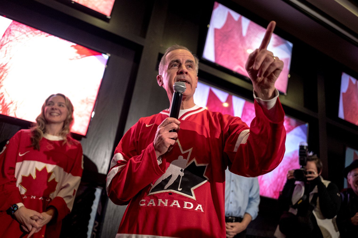 El primer ministro entrante de Canadá, Mark Carney, celebra la victoria de Canadá contra Estados Unidos en el hockey. Andrej Ivanov/Getty Images