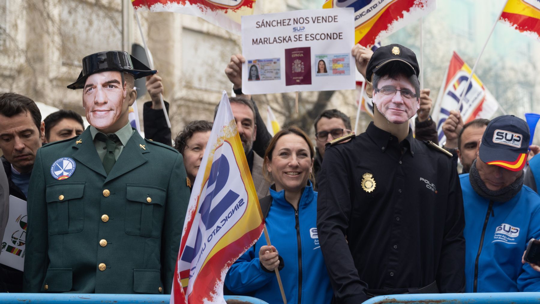 Manifestación de policías y guardias civiles frente al Congreso.