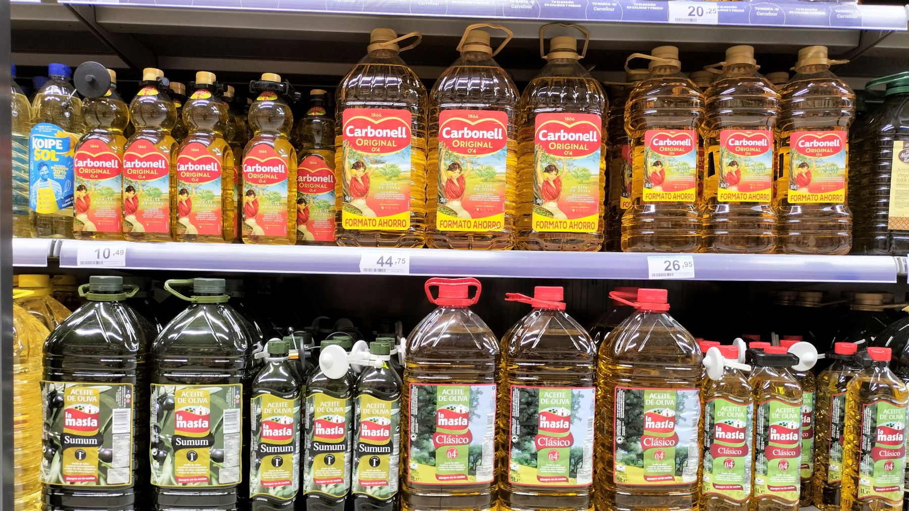 Garrafas de aceite en un supermercado.