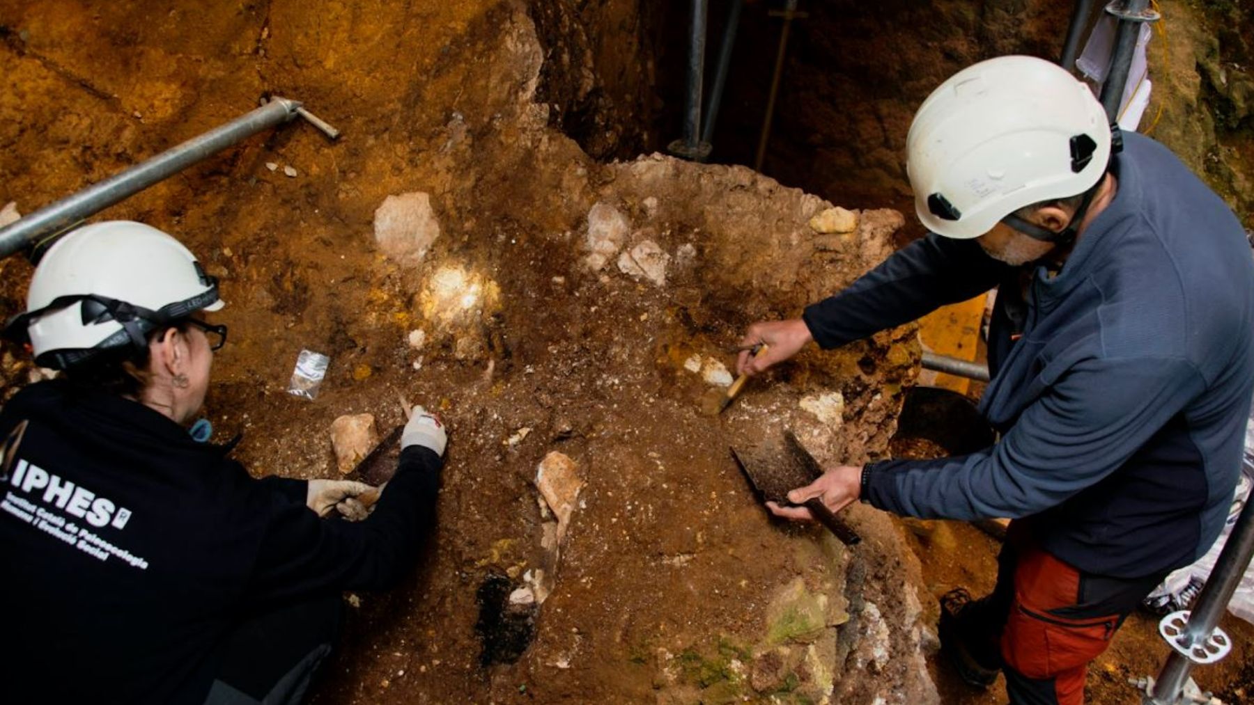 Trabajos de excavación en la Sima del Elefante, en Atapuerca. (Efe)